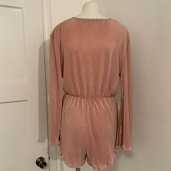 Haute Rogue size Medium Light Pink Accordion Texture Bell Sleeve Shorts Romper - Picture 4 of 12